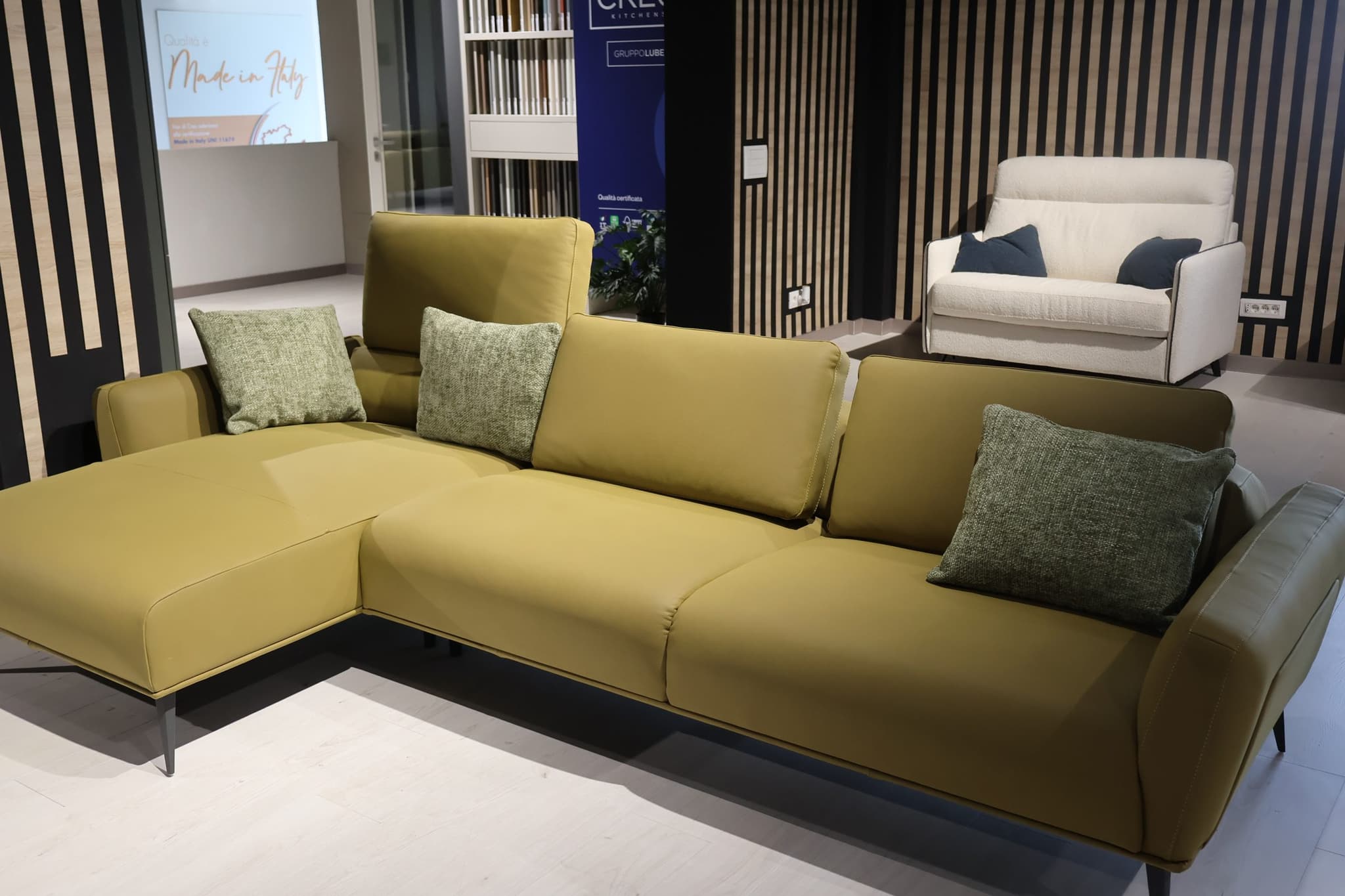 Praktis showroom’unda deri Bruma köşe koltuk