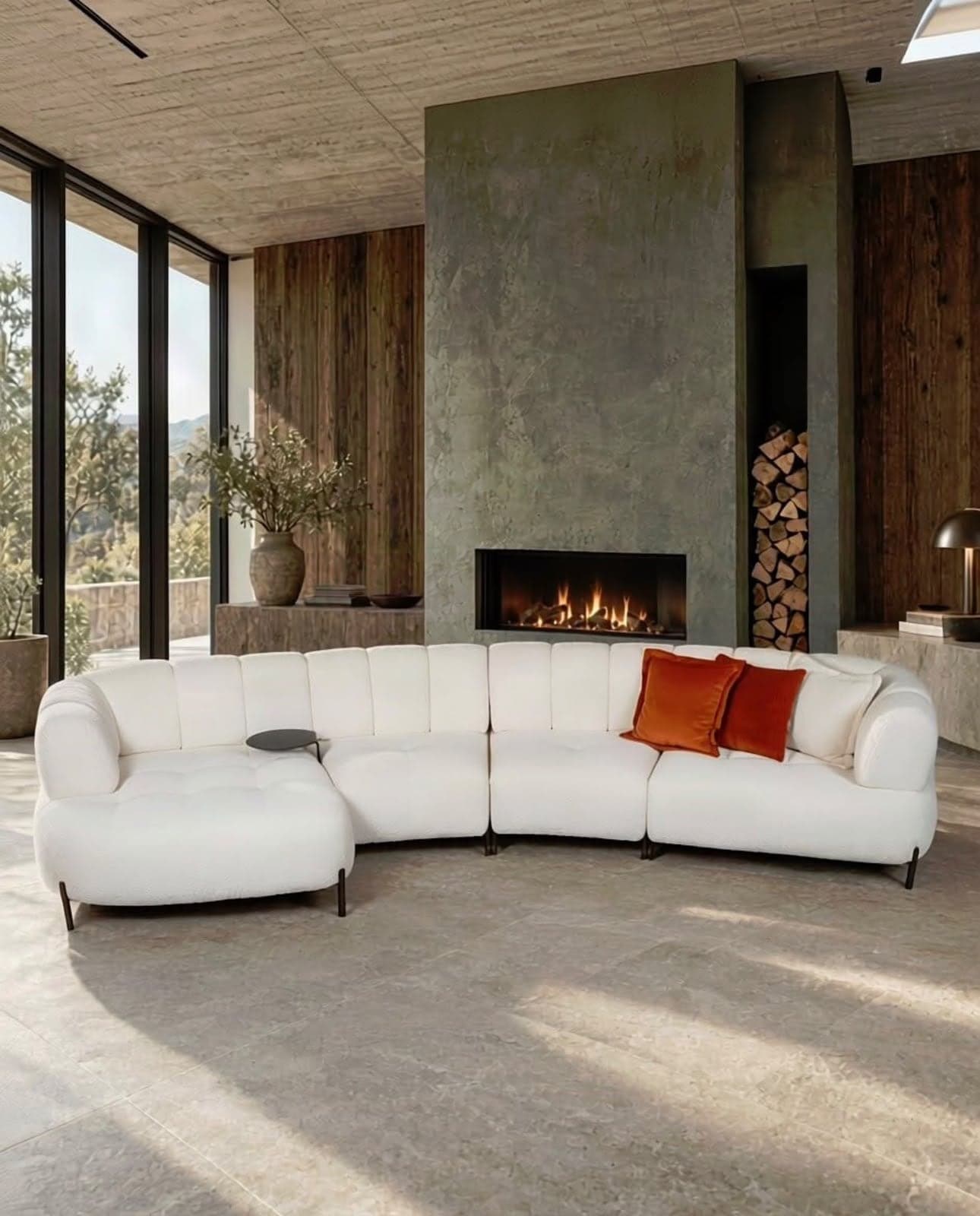 Bijela modularna sofa ispred kamina